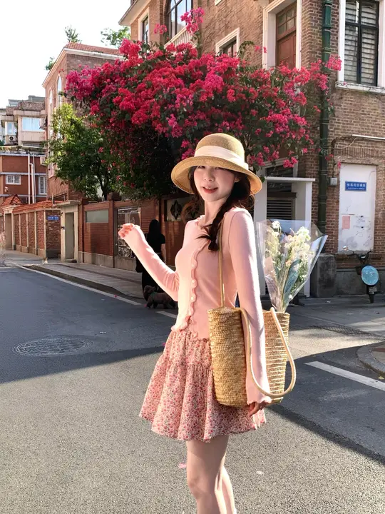 木耳花辺デザインの長袖トップス【フィット感・春用】とフラワープリントのハイウエストスカート【女性用・極上の柔らかさ】（セットアップ対応）