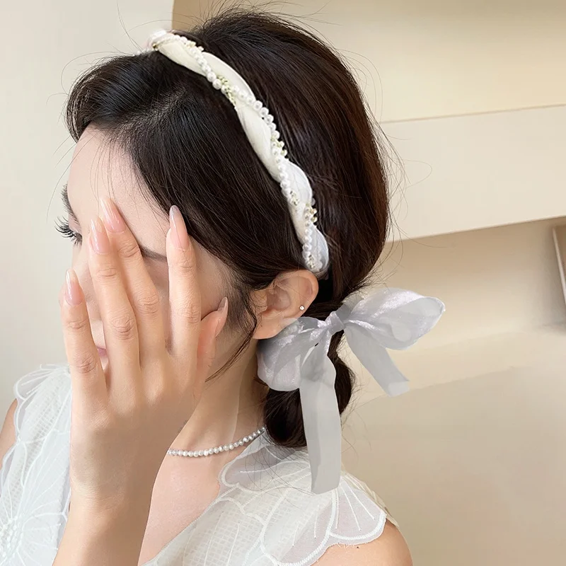 2026年秋冬に合う小顔に見えるヘアアレンジは？芸能人同風のメッシュヘッドバンドで解決！