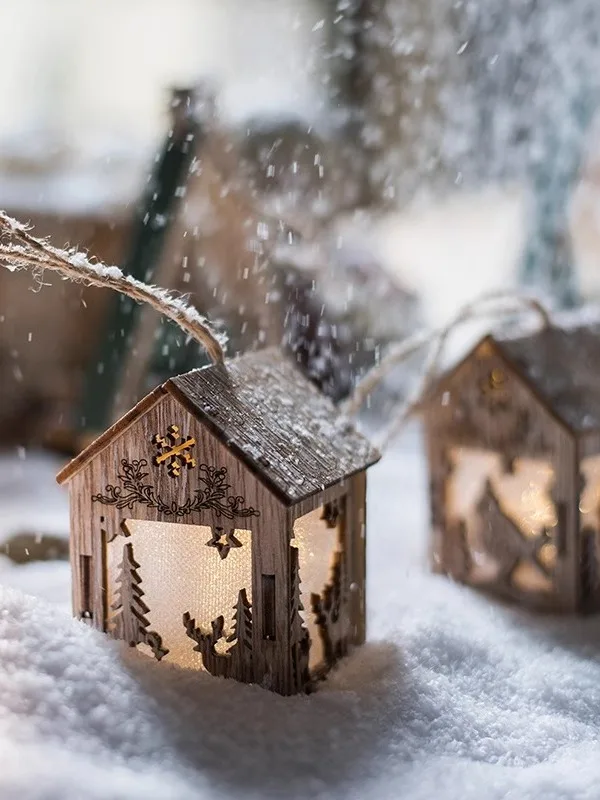 雪景色の小屋デザインクリスマスツリー飾り：xmasとx'masの違いを解説