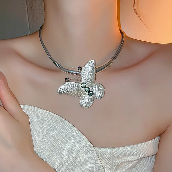 華やかなバタフライネックレス【二重チェーン・鎖骨にフィット・高級感】