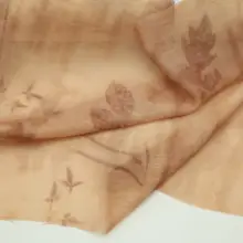 薄手透け感のあるテクスチャー！カラメルブラウンの葉柄染め化学繊維天絲生地【漢服用】