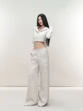 チェック柄のクロップドジャケットとウエストハイライズストレートパンツ【ウール素材・カジュアル・セットアップ対応】