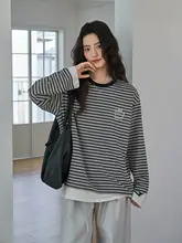 ストライプデザインのラウンドネック長袖Tシャツ【犬プリント・春用・ゆったりしたシルエット】