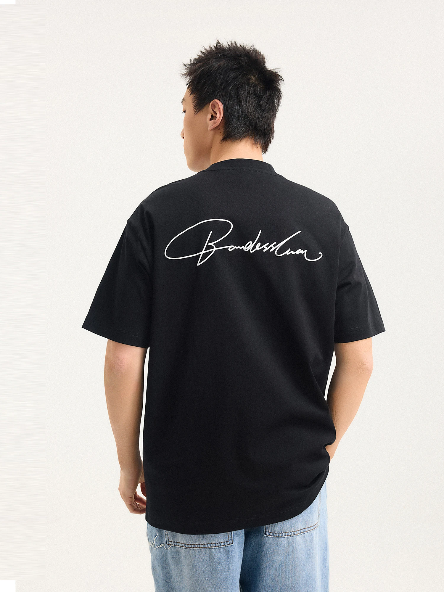 カジュアルなデザインの薄手ショートスリーブTシャツ：BONELESSの柔らかさとカップル向けサイズ感を徹底比較