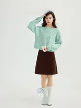 横向きツイストデザインのオフショルダーゆったりニット