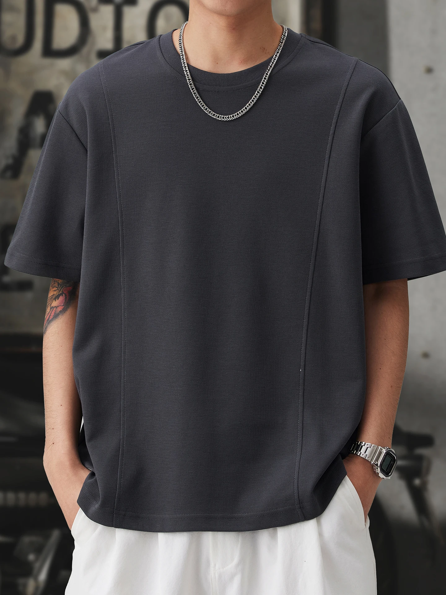 メンズ 春コーデ カジュアル どう選ぶ？シンプルで軽い素材がキモなTシャツの選び方