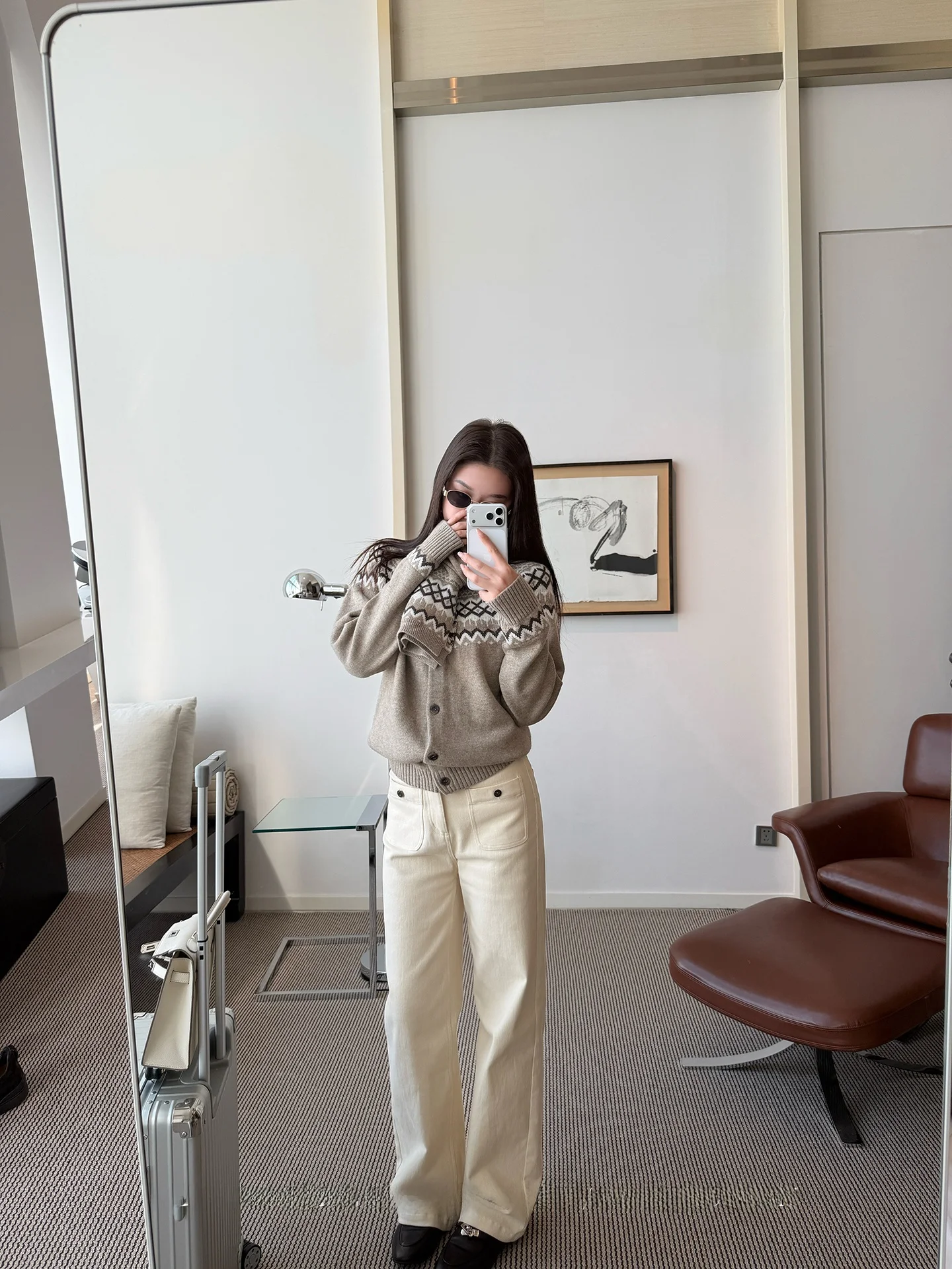 50代女性の秋旅行にぴったりな  ジーパンコーデは？自然なシルエットで安心感を演出するコツ