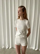 リボンロゴデザインのキャミソールとTシャツの組み合わせ（セットアップ対応）