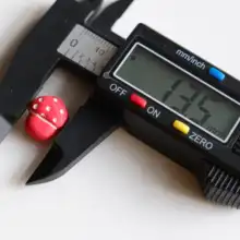 ファンタジースタイルの白いドット赤いキノコ型ボタン【モダンデザイン】