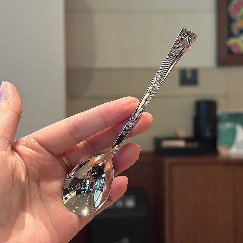 アイスクリーム用スプーン：クリエイティブデザインのステンレスミニスプーンがカフェシーンで実用性を発揮