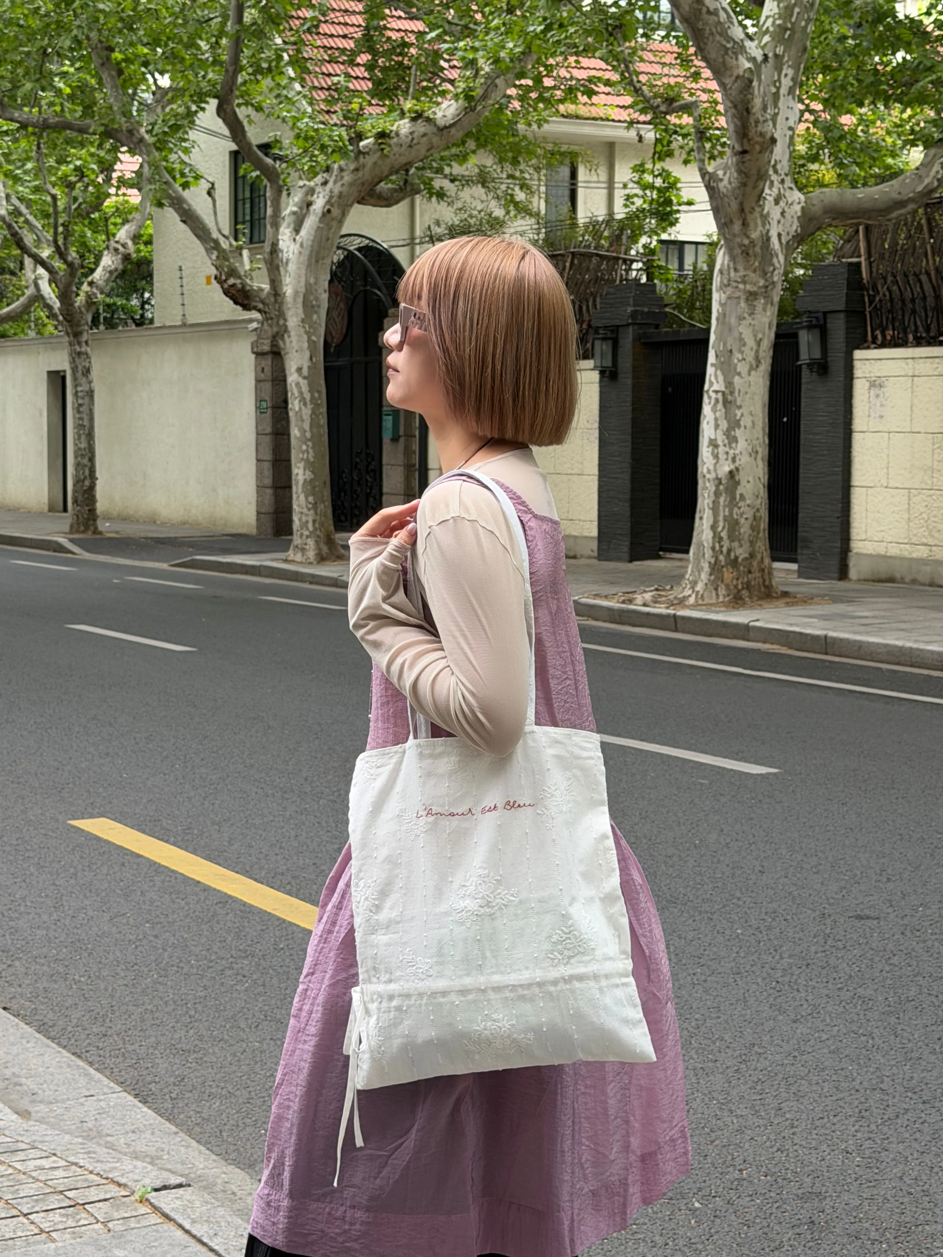 花束デザインの刺繍トートバッグ：キャンバス製で旅行や通勤に最適な機能性を実証