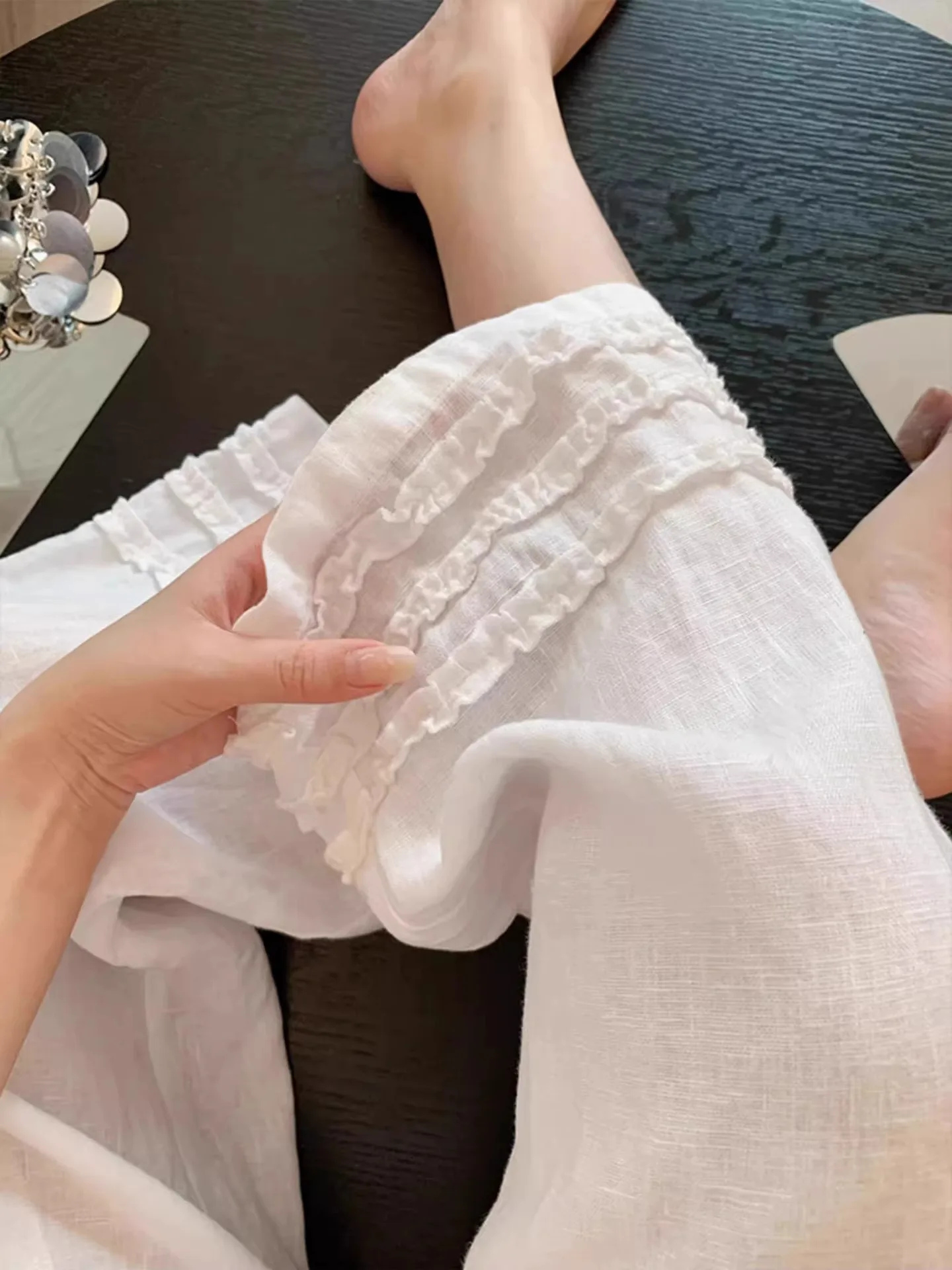 きれいめパンツで夏を過ごすには？白いレースリネンパンツの選び方と活用法