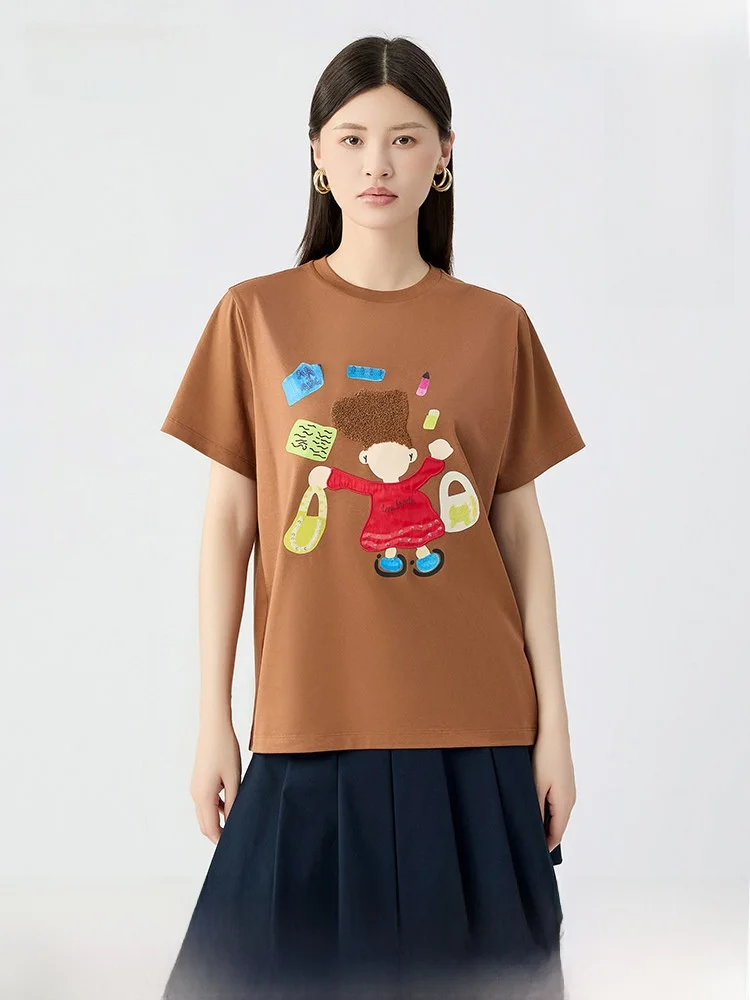 刺繍デザインのフィットTシャツ：女性向けカジュアルスタイルの実用性とデザイン性