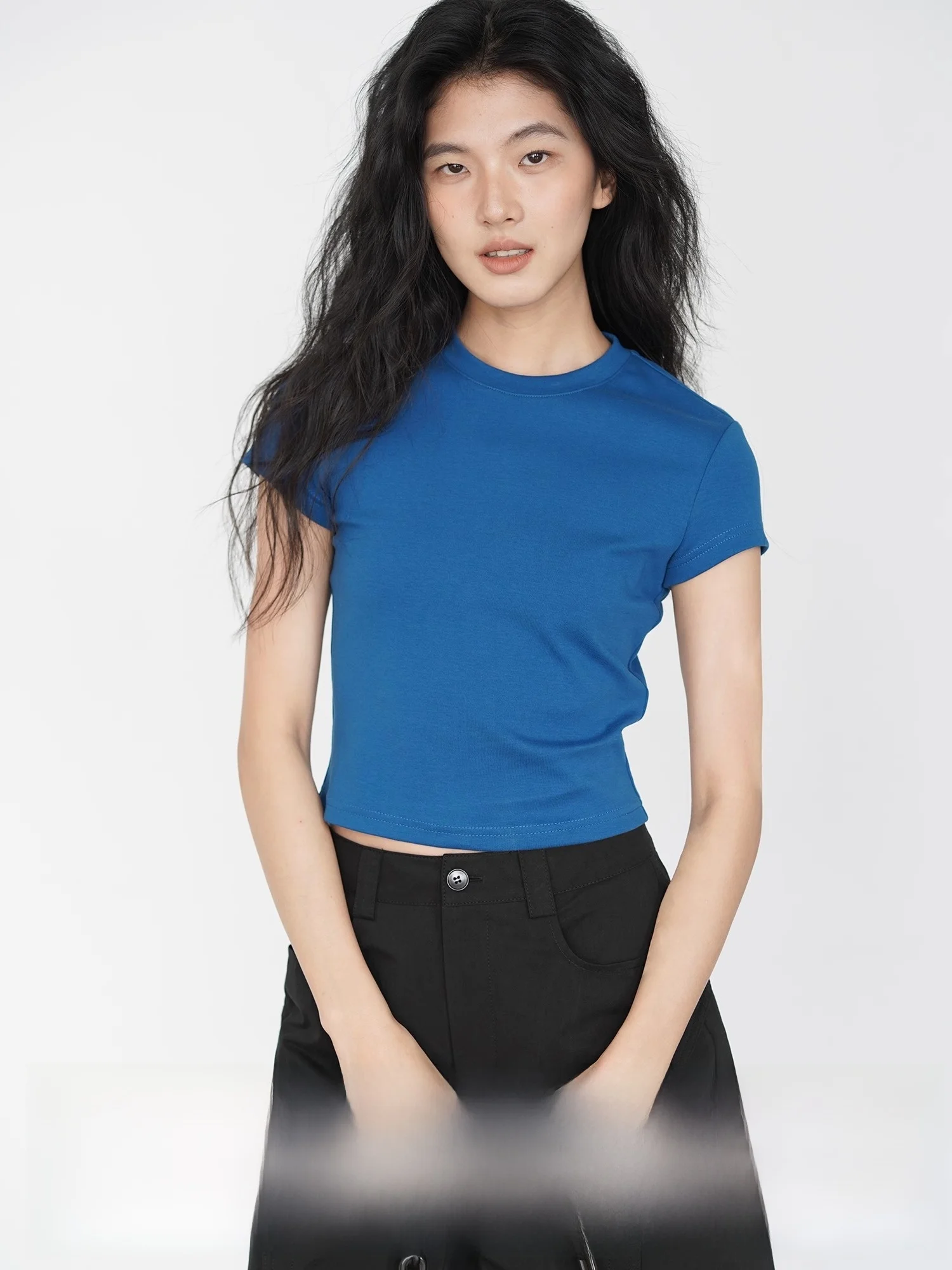 大人可愛い服 50代コーデ 完全ガイド｜シンプルTシャツの色選びと質感のバランス