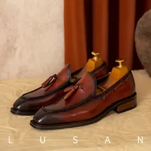 ビジネスシーンにぴったり！流行のフリンジ付きレザーローファー【スリッポンスタイル・メンズ・通勤用】