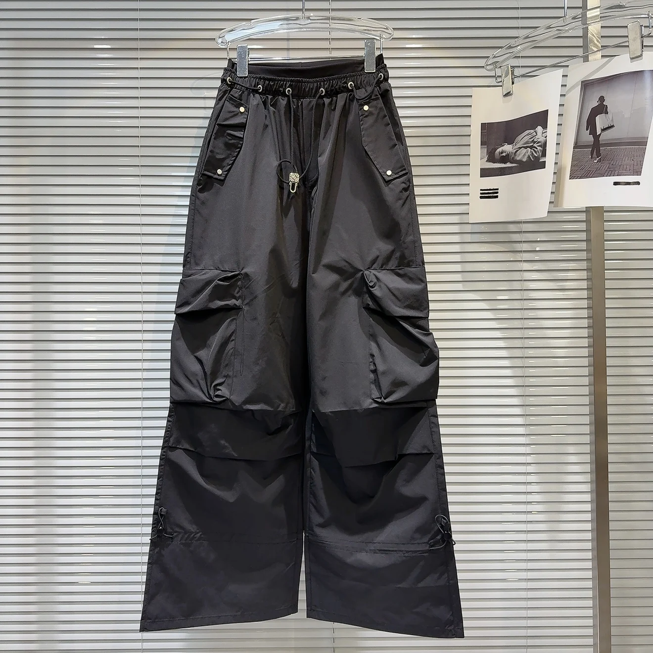 タクティカル パンツ：アメリカンスタイルのドローストリングポケットワイドレッグカーゴパンツの実用性と選定基準