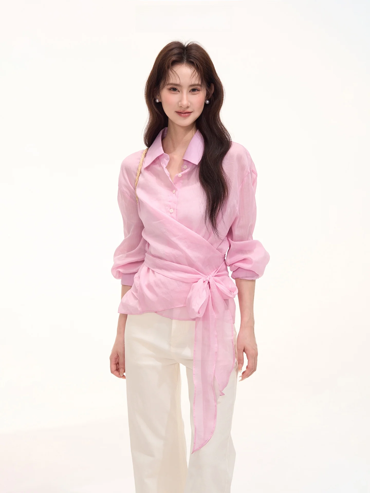 リネン素材の長袖シャツ【春夏用・ボタン付き・女性用】：服水色の色合いとコーディネートの実際