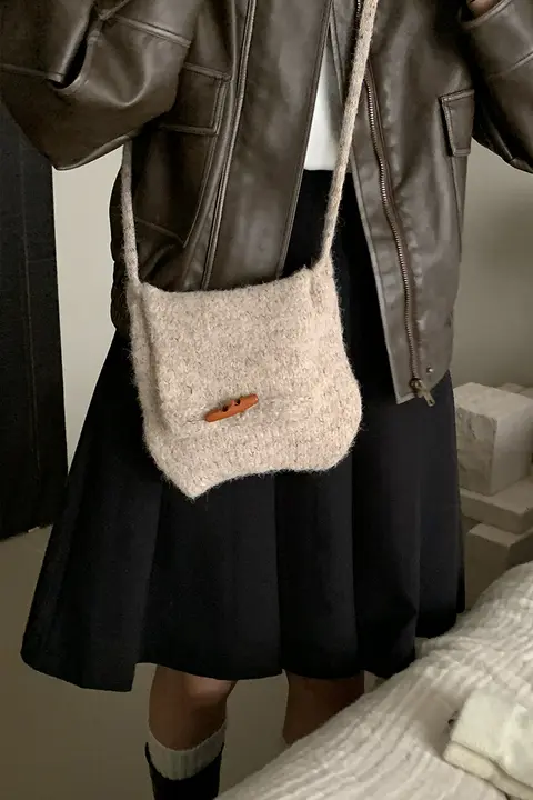 秋冬向けのかわいいレトロ風ニット斜め掛けバッグ【ボタン付き・文芸スタイル・ショルダーバッグ】