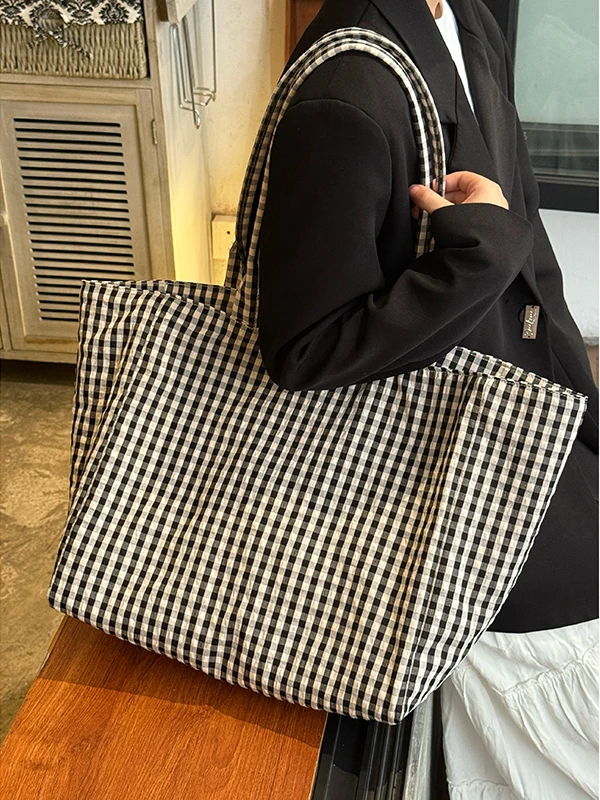 大容量トートバッグ レトロチェック 通勤用ショルダーバッ  グの実用性と使い分け