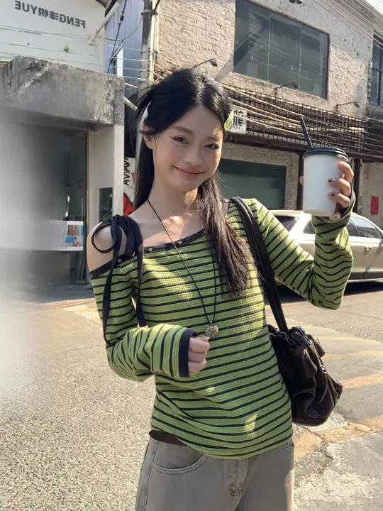アボカドグリーンストライプワンショルダー長袖Tシャツ【女性用・スリムフィット・春用・リベット付き】