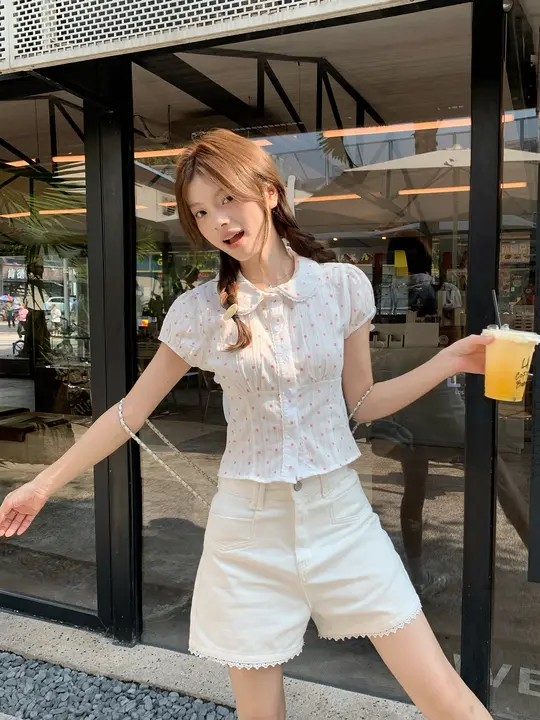 甘い白地に水玉模様のダンスカラーシャツ【スリムフィット・ショート丈・パフスリーブ・夏用】