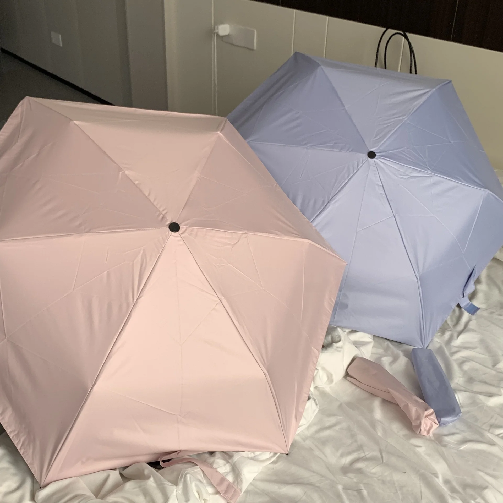 雨の日でも崩れにくいきれいめ素材は、実はこれひとつ？