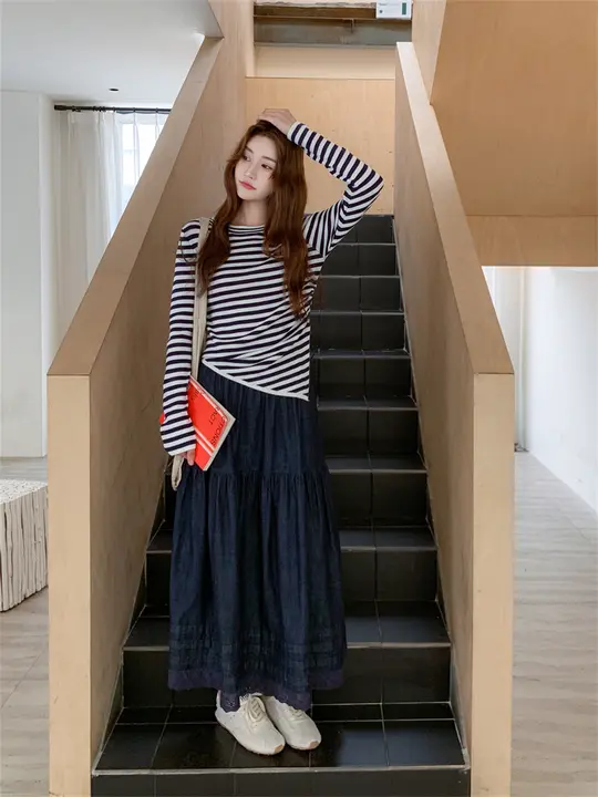 ストライプTシャツとスカートのコーディネート【春秋・軽やか・おしゃれ・着回しに最適】（セットアップ対応）