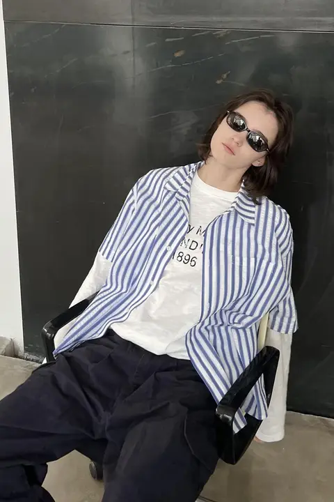 ブルーストライプのショートスリーブシャツ【カジュアル・ユニセックス・レトロデザイン】