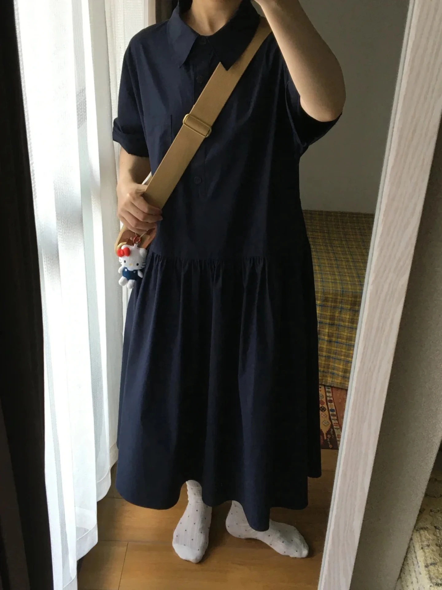 ポロシャツとワンピースを組み合わせるとき、どうやって着こなしを完璧にできるの？