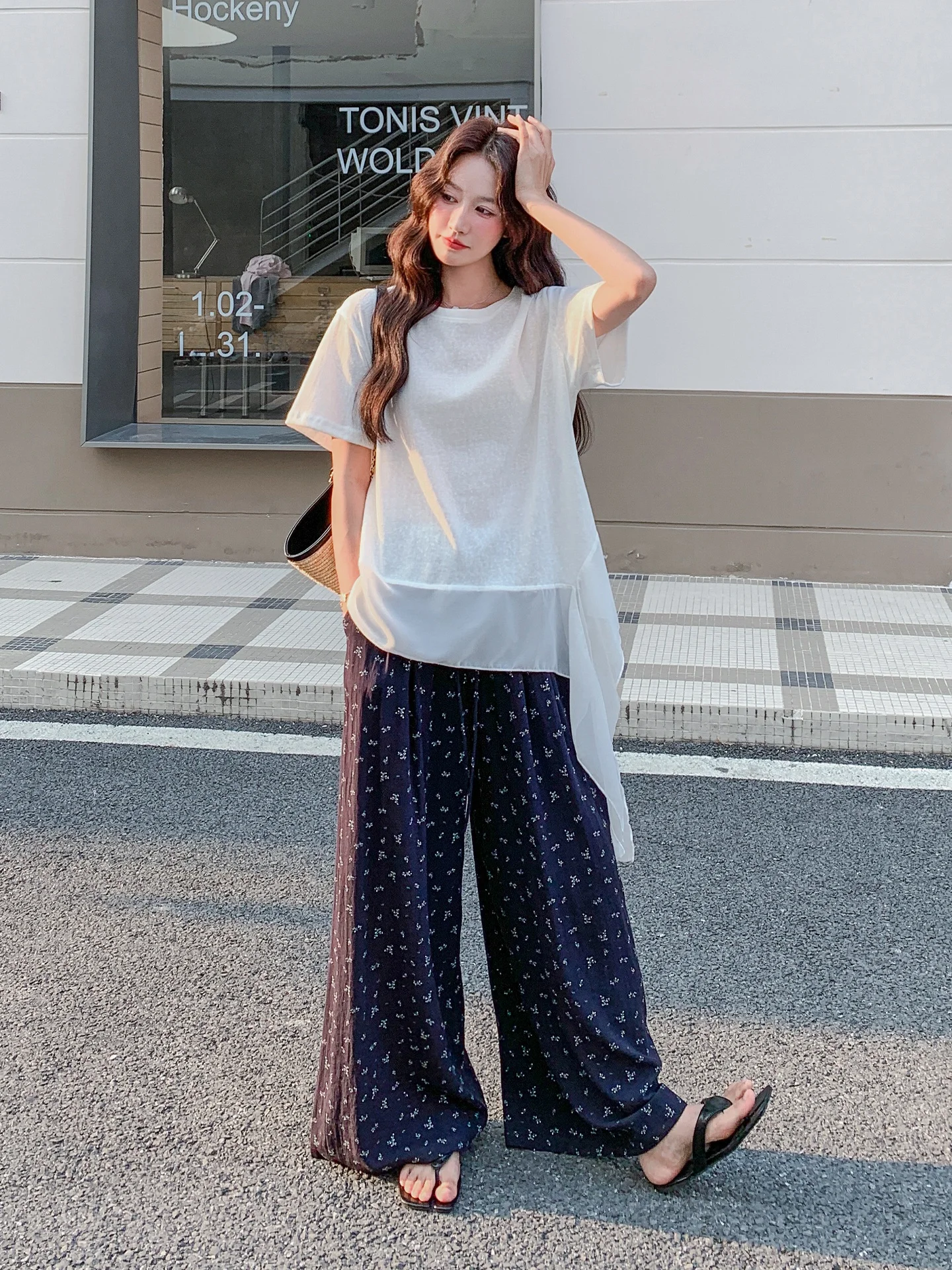 20代後半の日常に合う、今流行りの服はこれ？不規則なネットチュールトップスとワイドパンツのセットアップが解決する