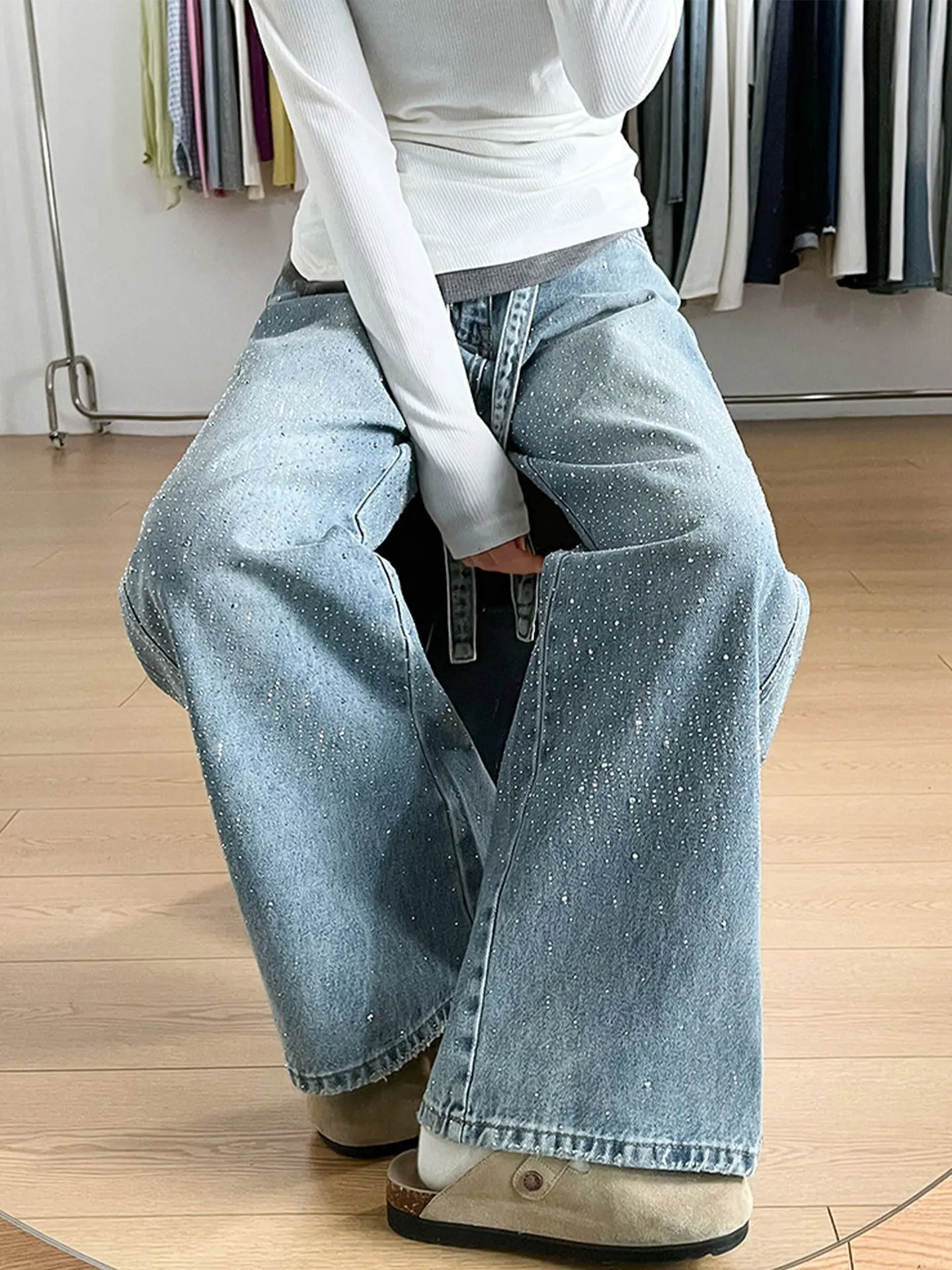ゆったりサイズのデニムパンツ：ケミカルウォッシュ加工で自然な色落ちを実現