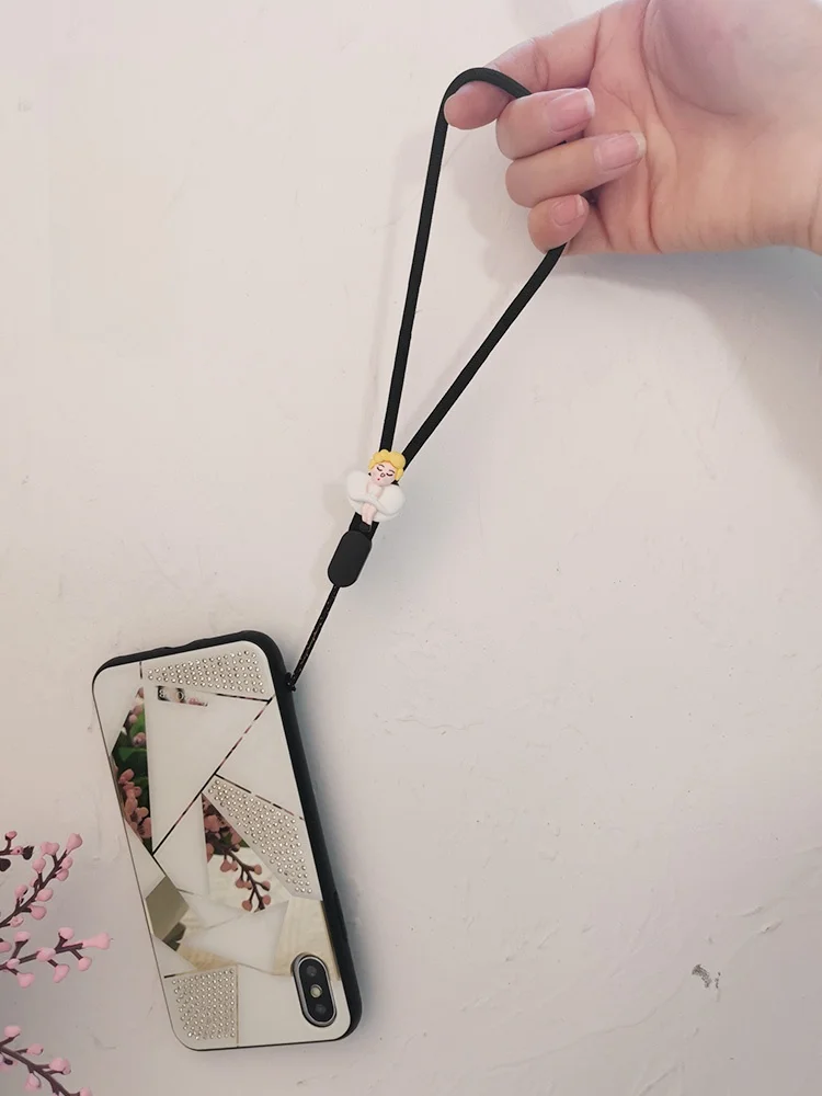 スマホ ストラップ どうやってつけますか？調節可能なハンドストラップが通勤・カフェで本当に役立つ理由