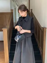 深い灰色のシックな印象を与えるマタニティベストとワイドパンツの春新作【スタイル・カジュアル・九分丈】（セットアップ対応）