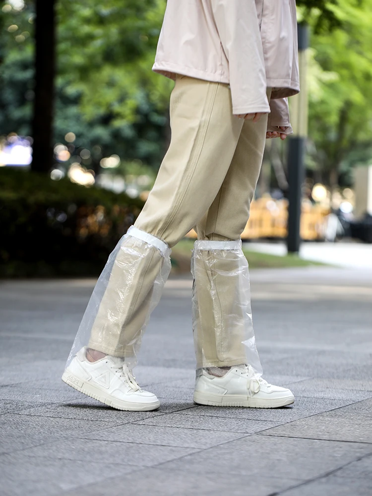 梅雨時のきれいめスタイルを守る、雨の日も気品を保てるレインアイテムは？