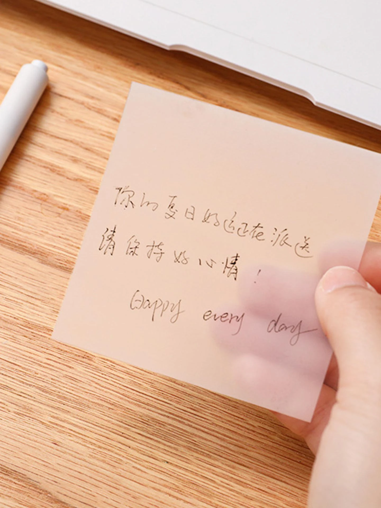 シンプルな透明メモ帳：上司の机に書類を置く際の実用性と使い方