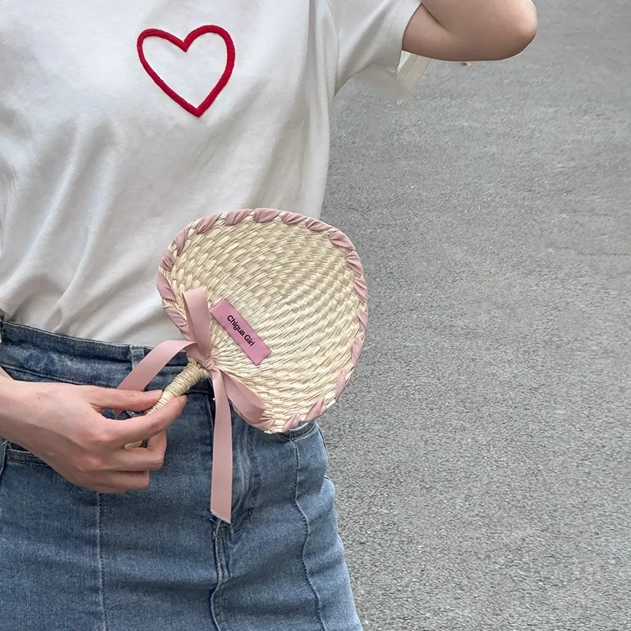手のひらサイズの夏用扇子：夏キャンプで涼しさを実現する便携型アイテム