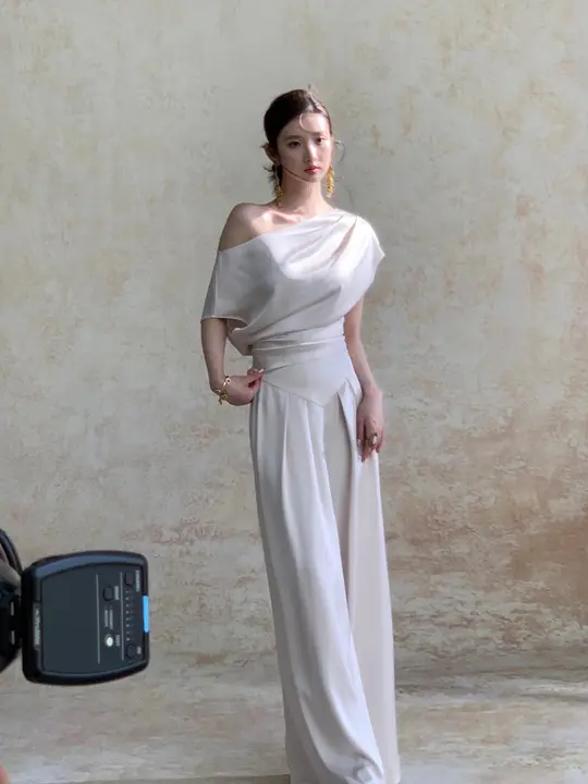 した雰囲気の斜め肩デザインカジュアルウェア【シンプルなデザイン・女性用・二点セットアップ対応】