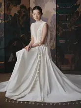 洗練されたデザインのセクシーなウェディングドレス【サテン仕立て・パールチェーン付き・迎賓用】