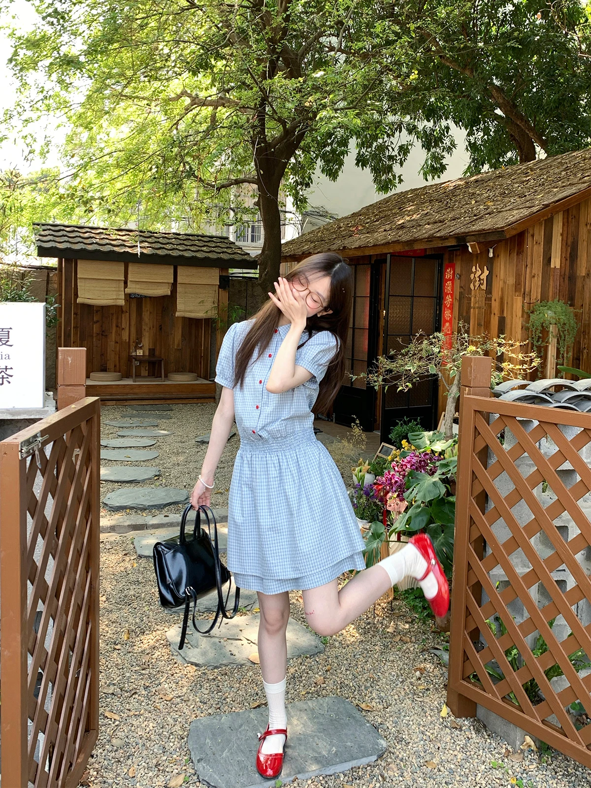 甘美な学院風デザインの小翻領アシンメトリーチェックシャツワンピース：女性向けカジュアルシーンでの実用性とスタイルのバランス