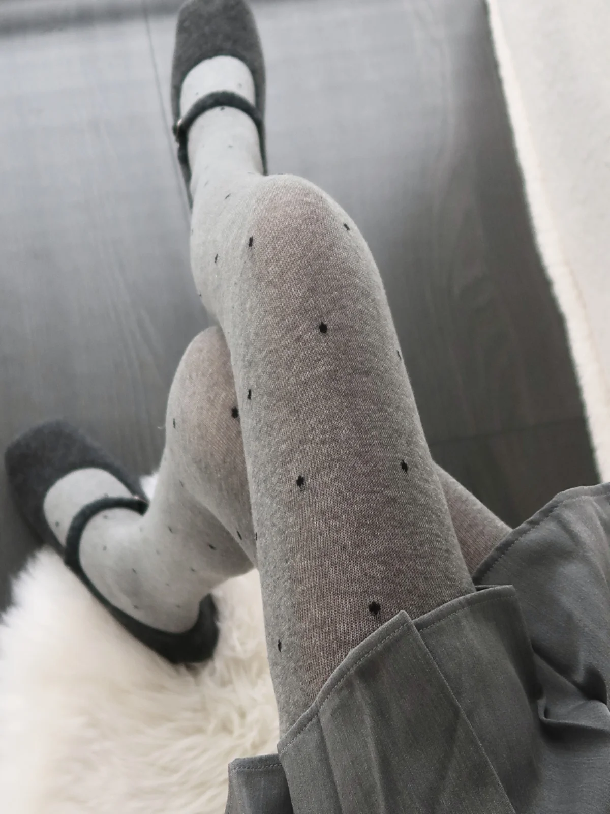 グレー系ドット柄パンティストッキング：春秋用の美脚効果と締め付け感の少ない多用途下着