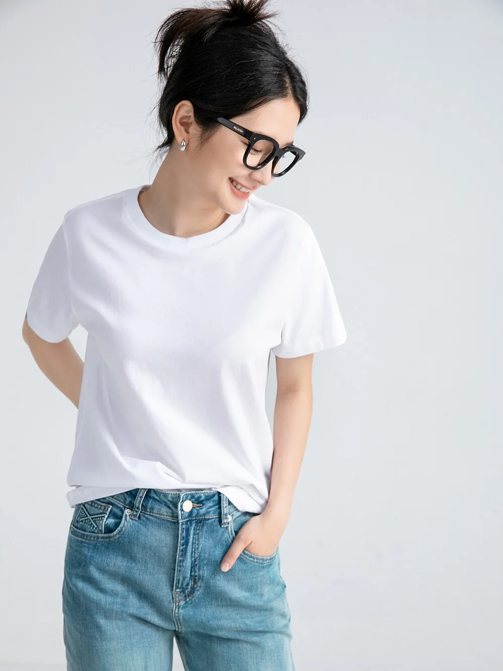 大人可愛い服 50代コーデの秘密：黒白コットンTシャツで実現するシンプルさの美学