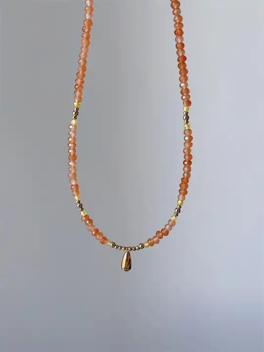 暖色系オレンジの玉髓デザインの可愛い水滴ネックレス【色褪せしない・ビーズ入り・ロングチェーン】