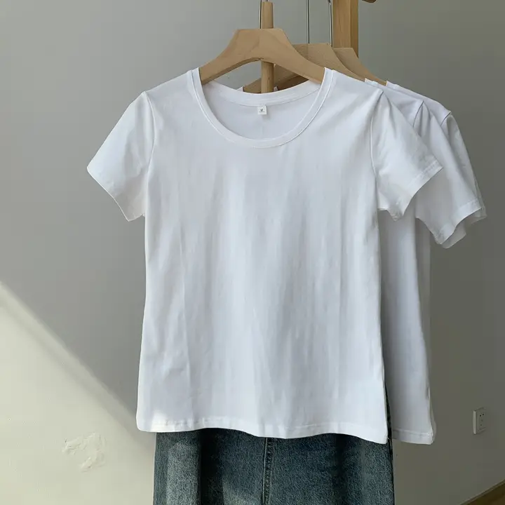 白色コットン製フィットTシャツ【ショートスリーブ・低めのネックライン・シンプルスタイル】