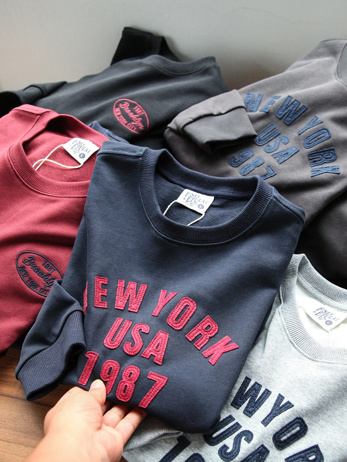 アメリカンヴィンテージ風 刺繍入り メンズカジュアルプルオーバーパーカーの着こなしと機能性を徹底解説