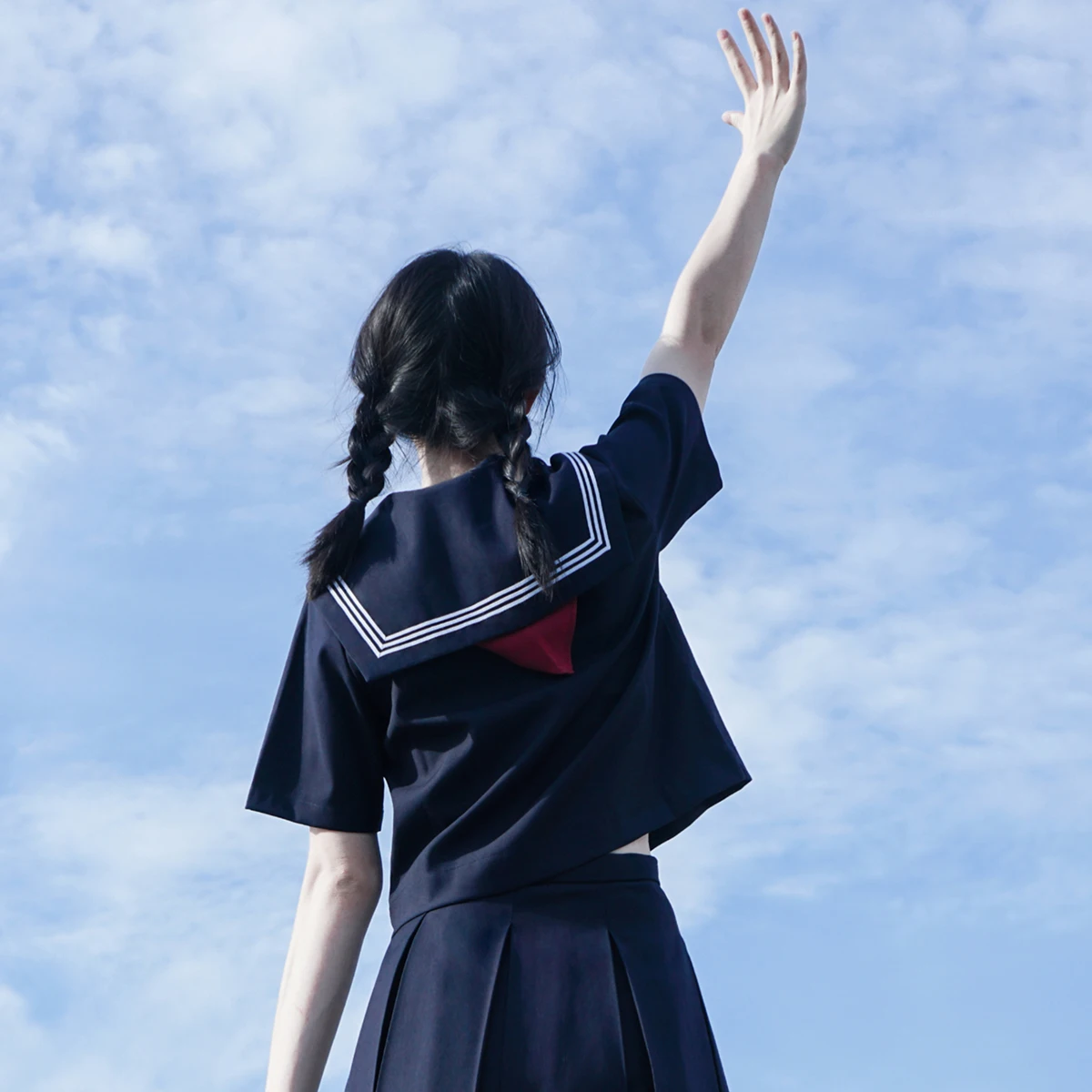   高校生の夏服に何が大切なのか？紺と白のシンプルな短袖が選ばれる理由