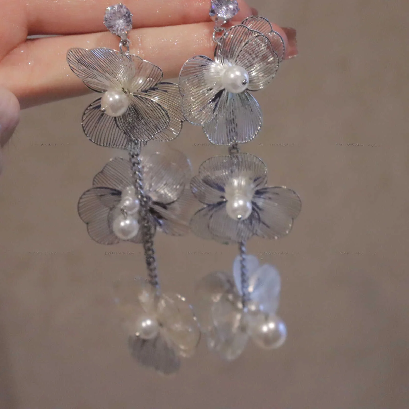 華やかな花モチーフロングピアス：シルバーベージュとラベンダーグレーのデザイン特徴を解説