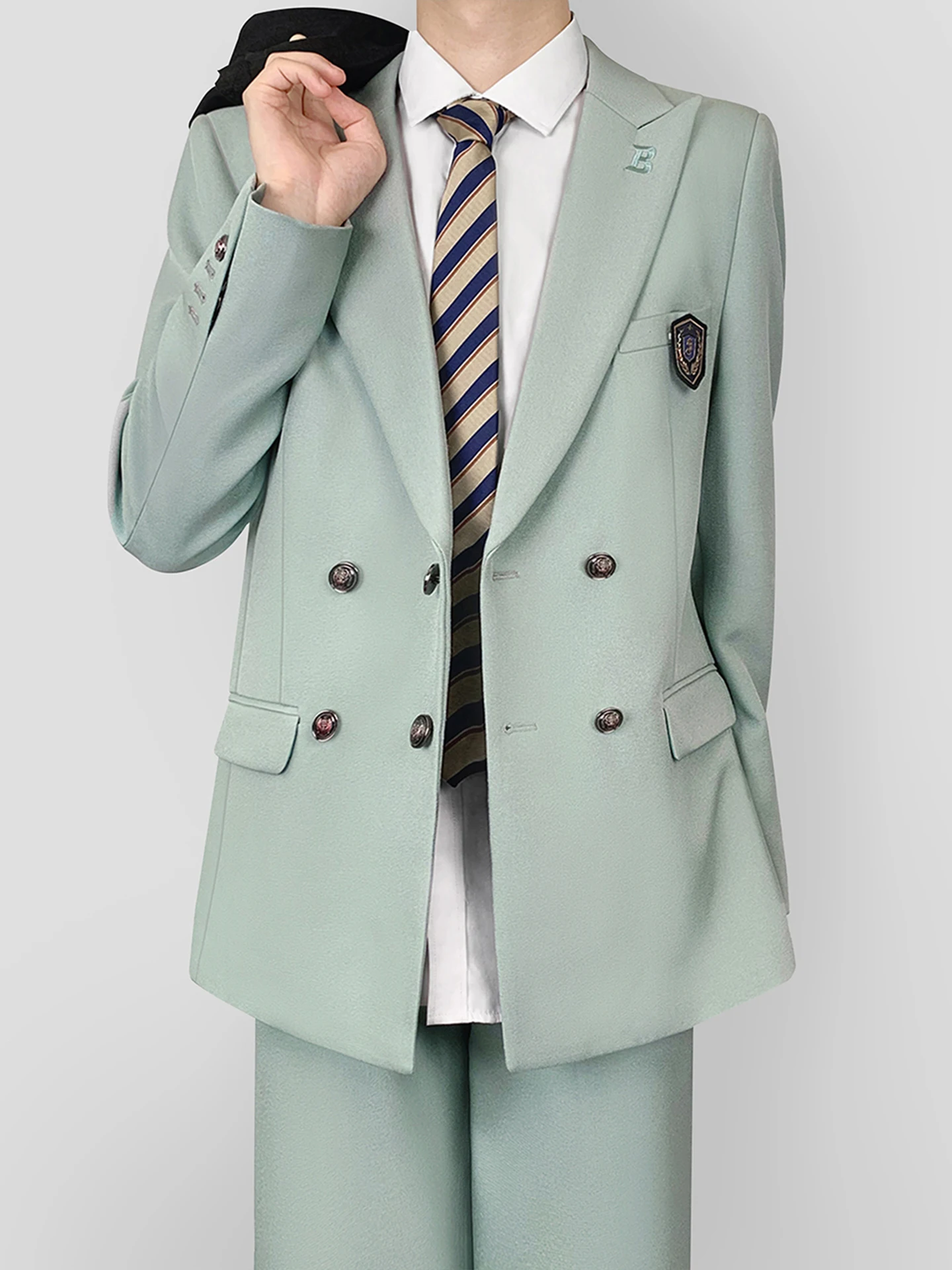 刺繍入りミントカラーのブレザー：東中バッジ付きの学院風正装礼服の実用性と着用シーン