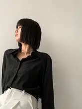 高級感あるシルク光沢のプリントブラウス【長袖・レタープリント】