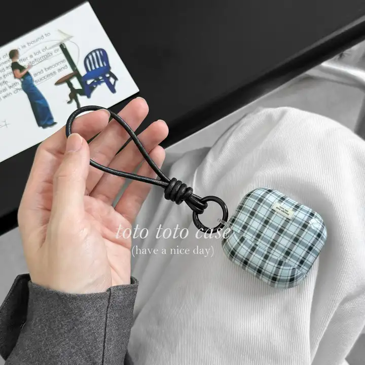 おしゃれな水色チェックのAirPods用ケース【AirPods Pro2・AirPods 3対応・冬用】