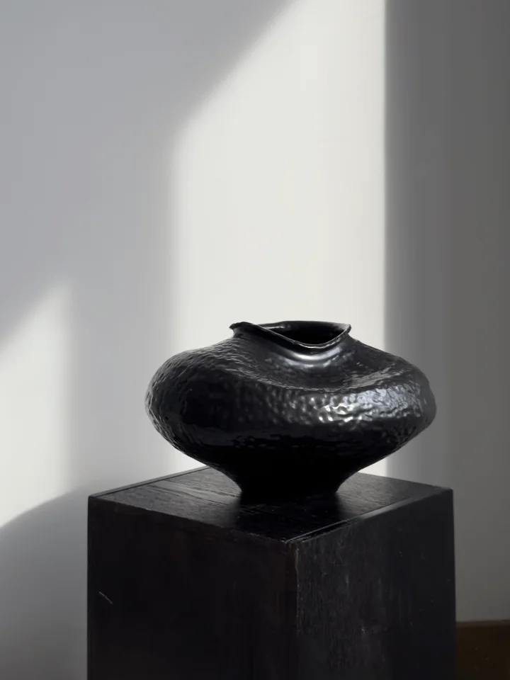 黒の不規則形状花瓶【侘寂風・陶器製・インテリア装飾用】